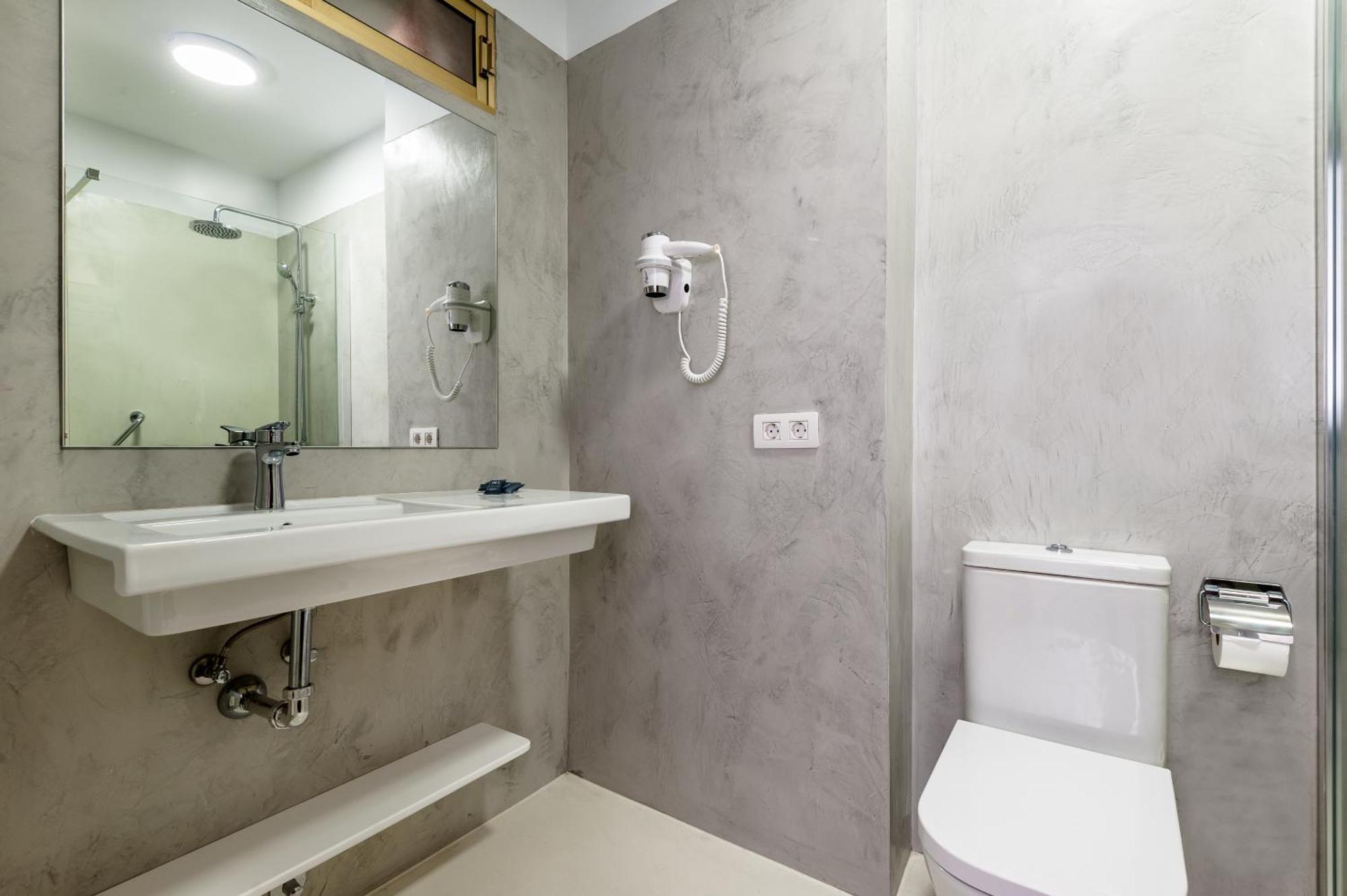 Double or Twin Room (1 Adult)